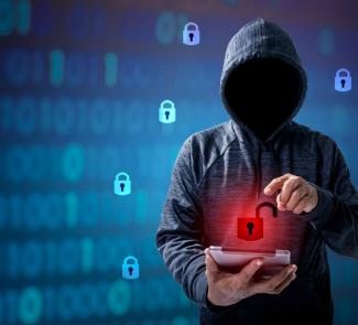 Hacker atacando y desbloqueando la seguridad de un aparato electrónico