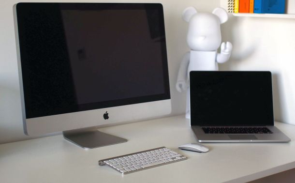 mac laptop y mac destok en un escritorio