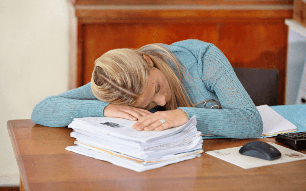 ESCRITORIO-PAPELES-DORMIR