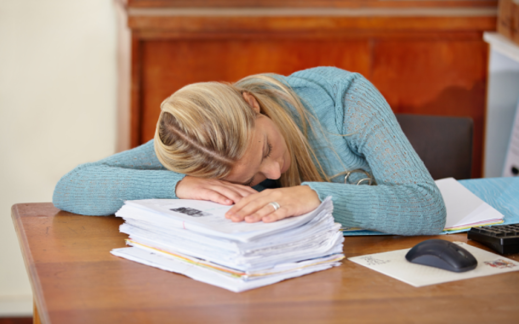 ESCRITORIO-PAPELES-DORMIR