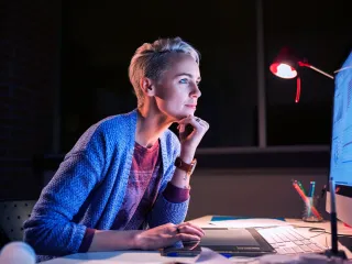 Mujer interactuando con un ordenador