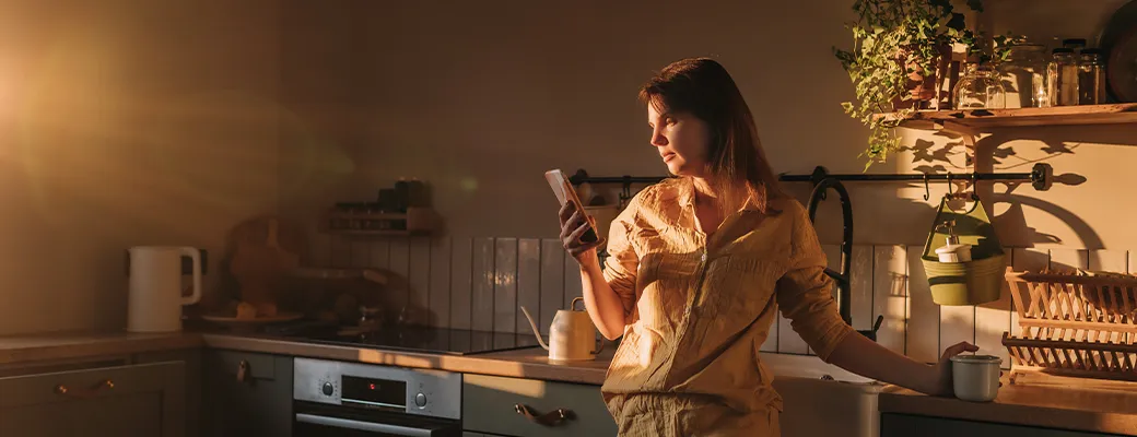 Mujer viendo su teléfono móvil