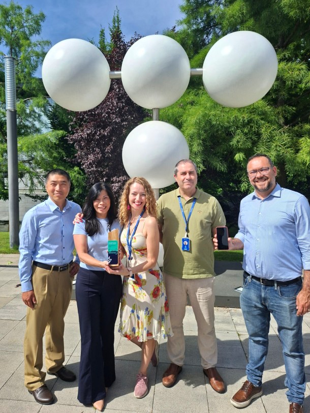 Foto de equipo con Award al mejor Catalyst Use of TM Forum Assets (1)