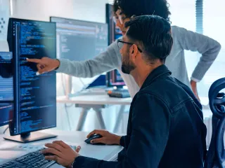 Personas mirando la pantalla de un ordenador