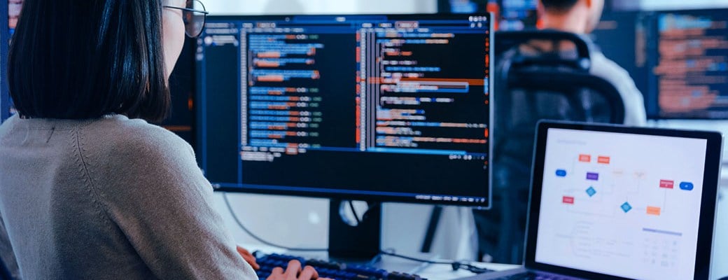 Mujer delante de una pantalla de ordenador
