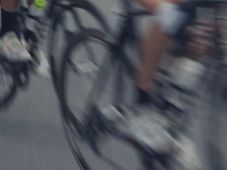 ciclismo-ciclistas-bicis-ruedas-borroso-oscura