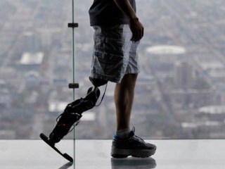 Un hombre sube 103 pisos con una pierna biónica